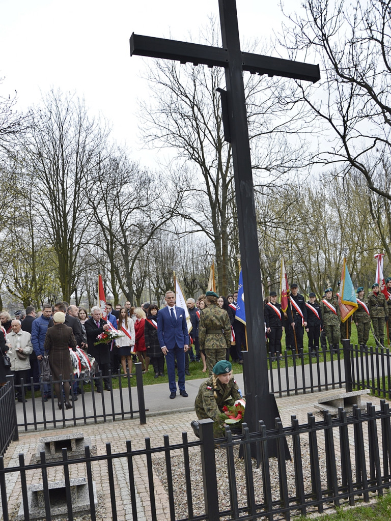 Gdy zgasną już znicze pod katyńskim krzyżem... [FOTORELACJA]
