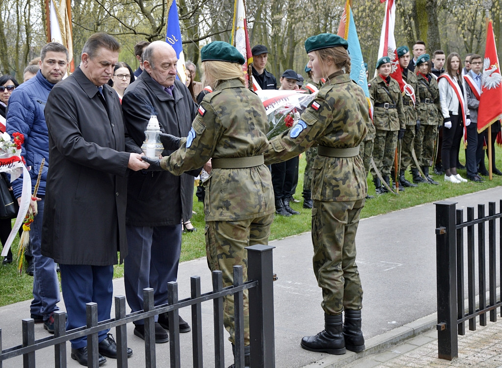Gdy zgasną już znicze pod katyńskim krzyżem... [FOTORELACJA]