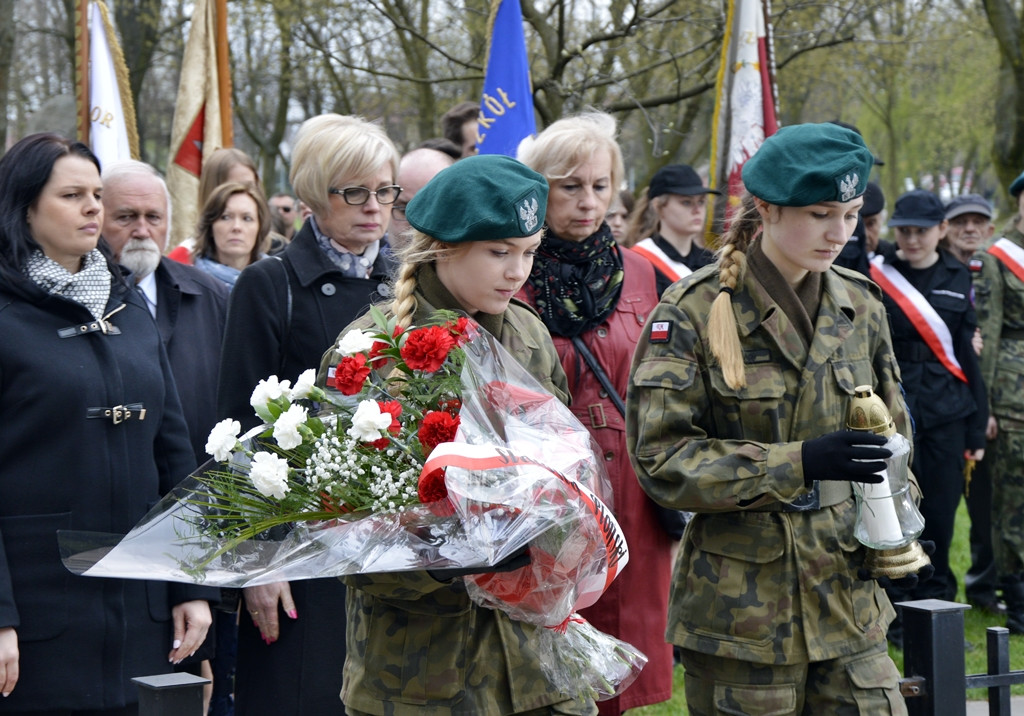 Gdy zgasną już znicze pod katyńskim krzyżem... [FOTORELACJA]