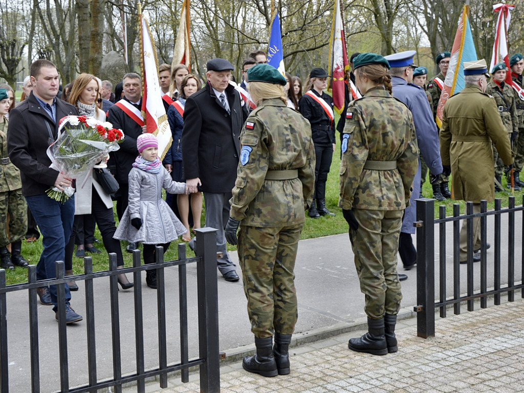 Gdy zgasną już znicze pod katyńskim krzyżem... [FOTORELACJA]