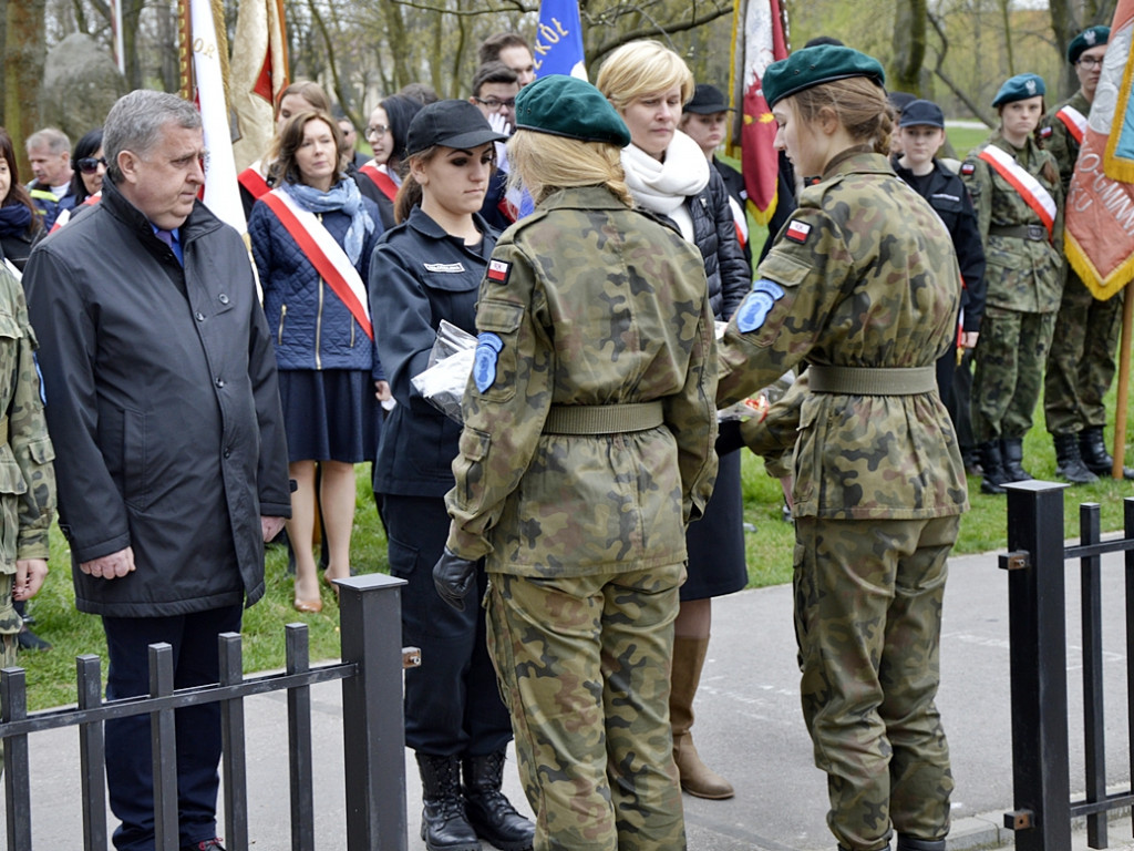Gdy zgasną już znicze pod katyńskim krzyżem... [FOTORELACJA]