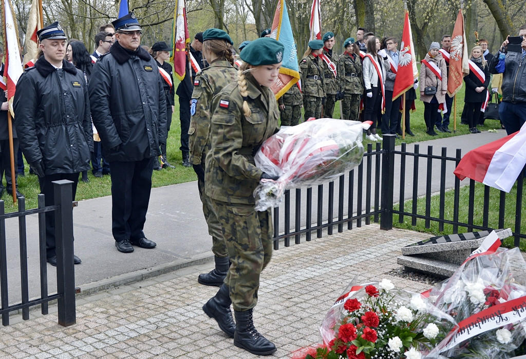 Gdy zgasną już znicze pod katyńskim krzyżem... [FOTORELACJA]