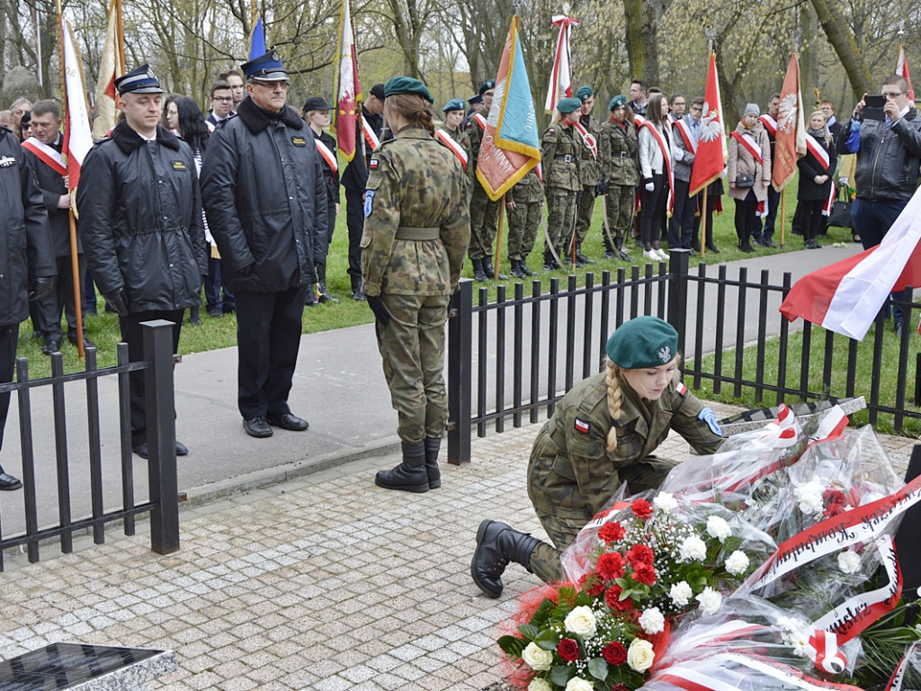 Gdy zgasną już znicze pod katyńskim krzyżem... [FOTORELACJA]