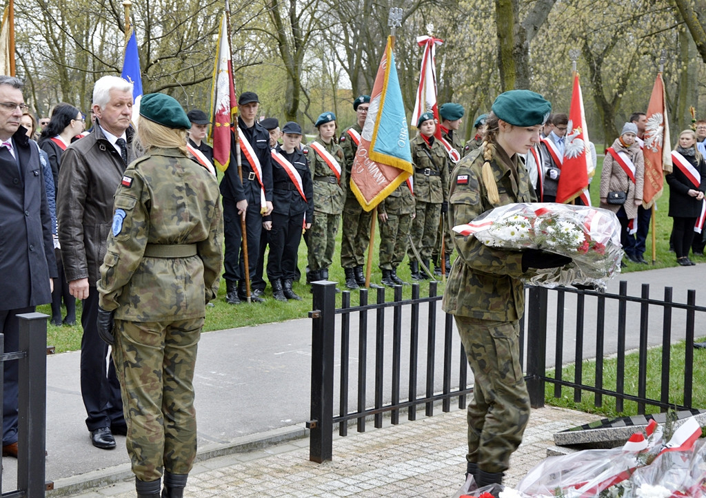 Gdy zgasną już znicze pod katyńskim krzyżem... [FOTORELACJA]