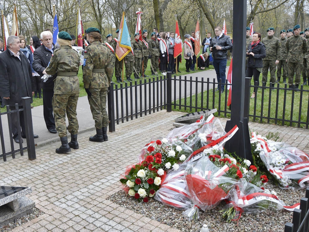 Gdy zgasną już znicze pod katyńskim krzyżem... [FOTORELACJA]