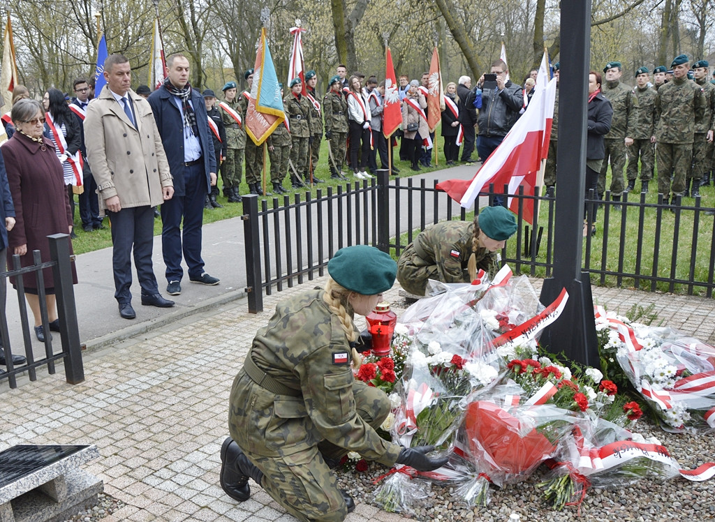 Gdy zgasną już znicze pod katyńskim krzyżem... [FOTORELACJA]