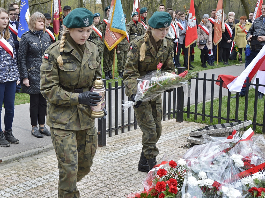 Gdy zgasną już znicze pod katyńskim krzyżem... [FOTORELACJA]