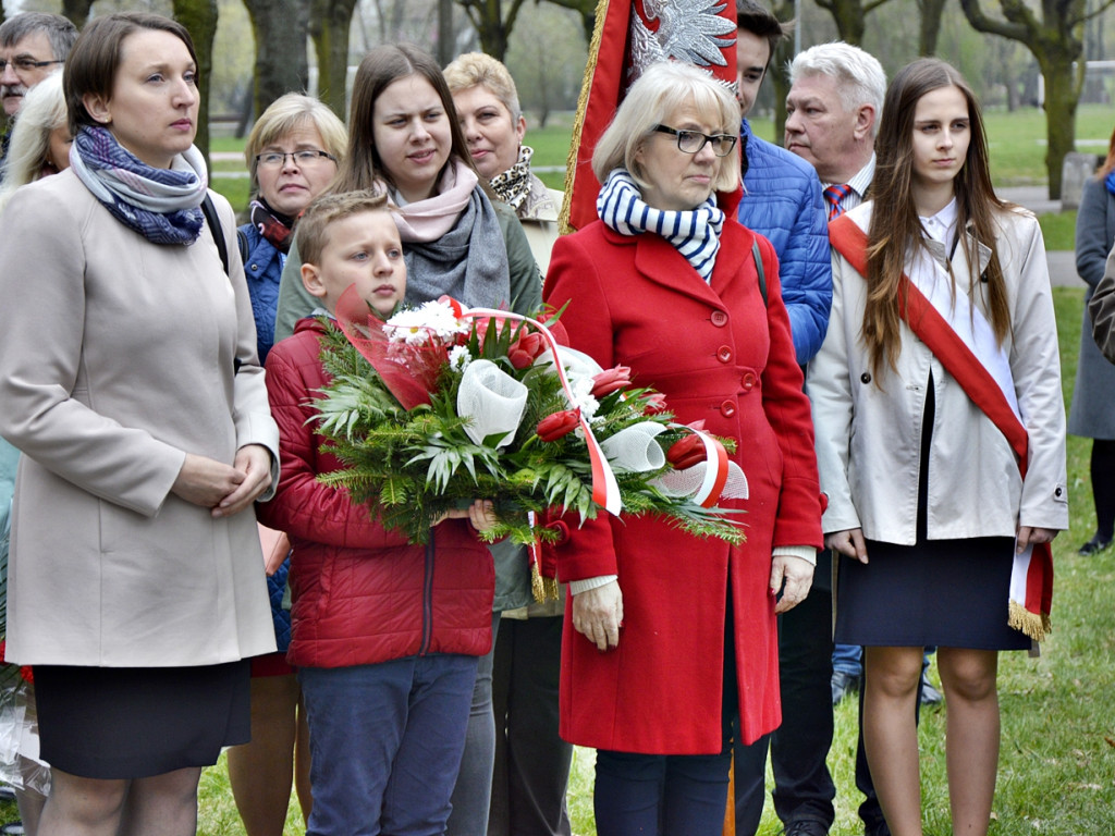 Gdy zgasną już znicze pod katyńskim krzyżem... [FOTORELACJA]
