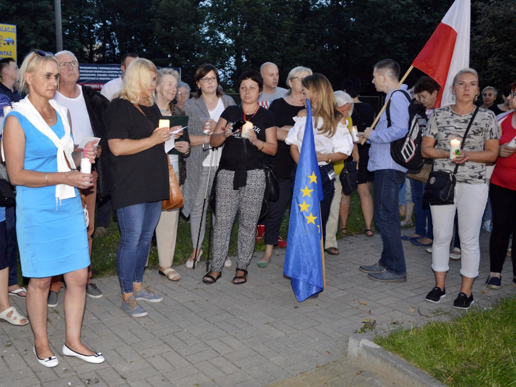 Gorąco przed płońskim sądem [FOTO-VIDEO]