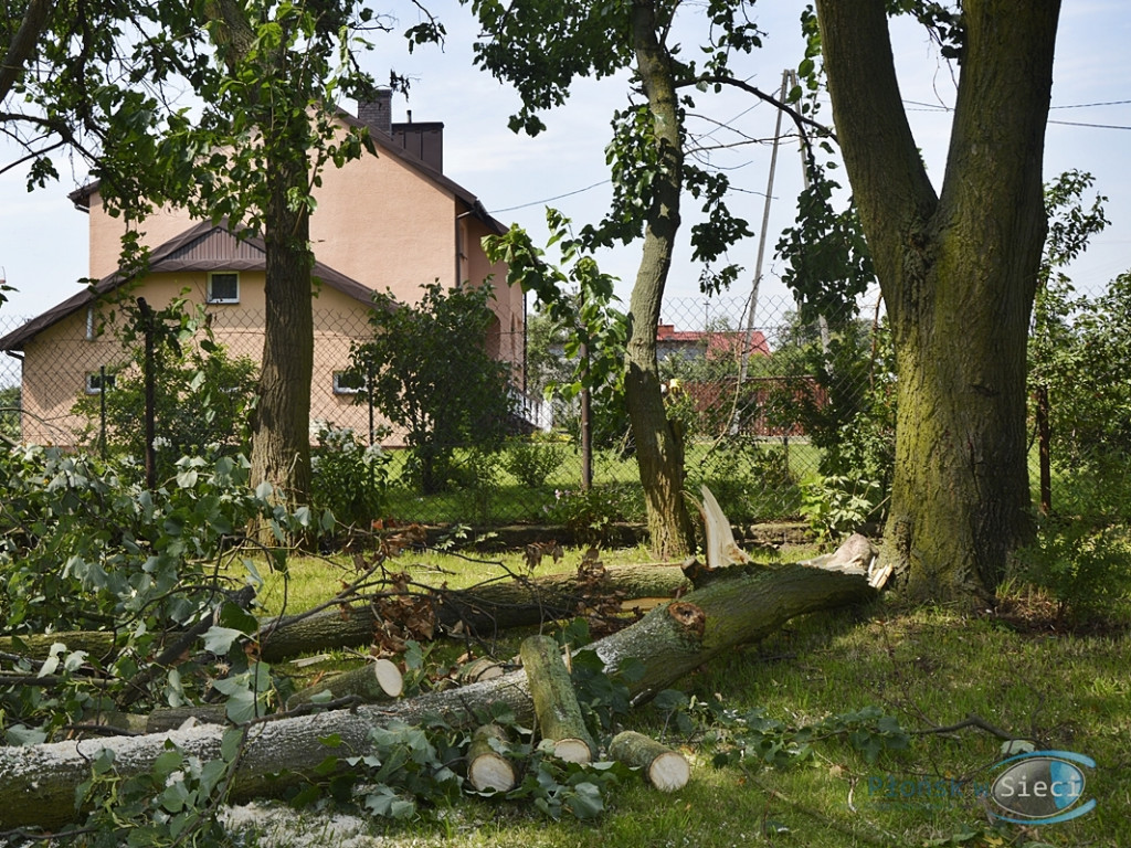 Żywioł uderzył w Dzierzążnię. Skala zniszczeń jest duża FOTORELACJA
