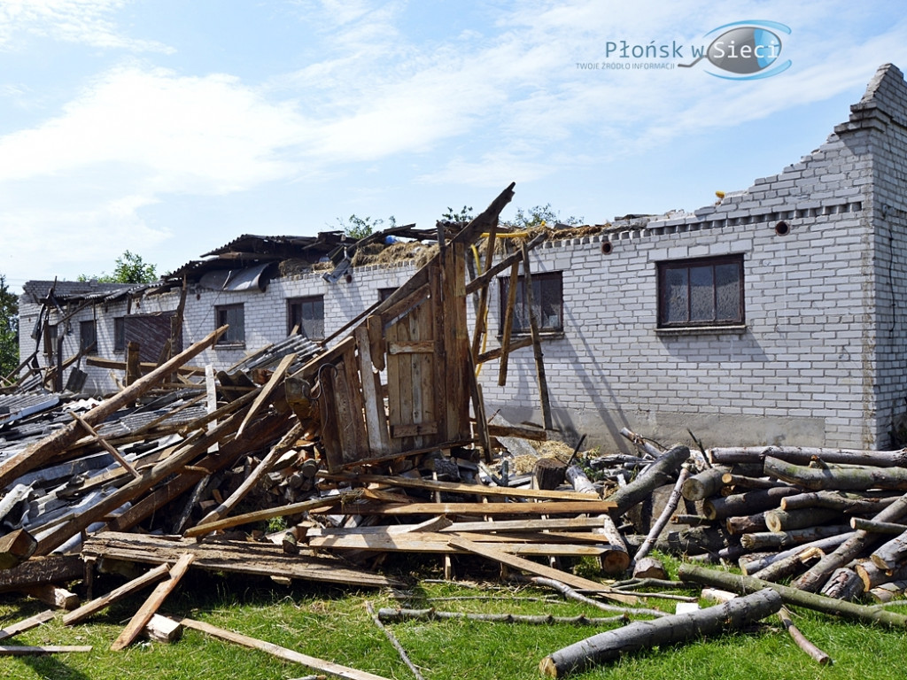 Żywioł uderzył w Dzierzążnię. Skala zniszczeń jest duża FOTORELACJA