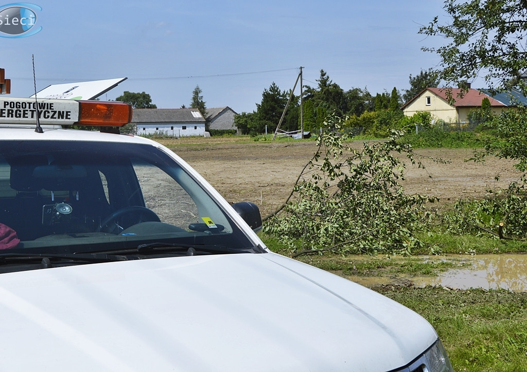 Żywioł uderzył w Dzierzążnię. Skala zniszczeń jest duża FOTORELACJA