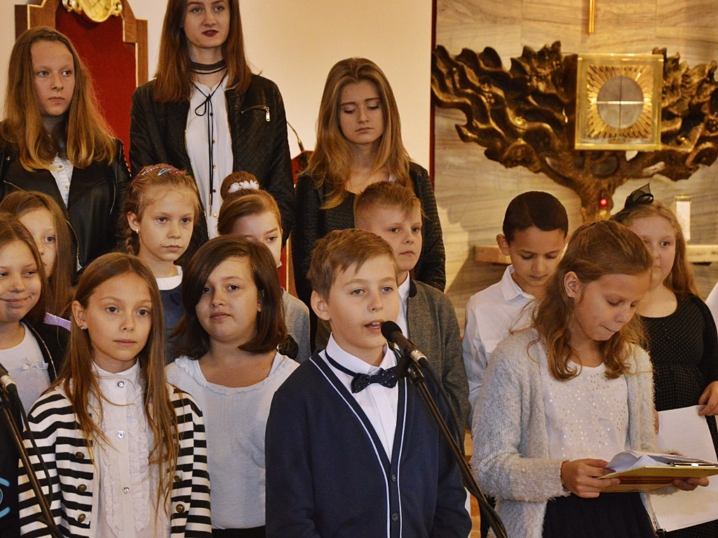 Szkolny hołd dla wielkiego patrona [FOTORELACJA]