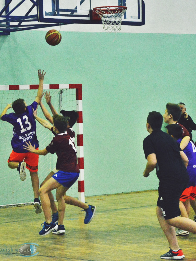 Szkolny basket z okazji Mikołajek [FOTO]