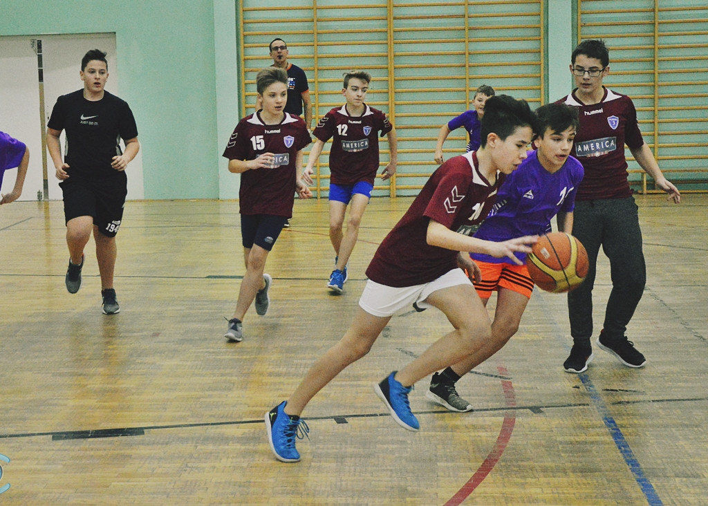 Szkolny basket z okazji Mikołajek [FOTO]