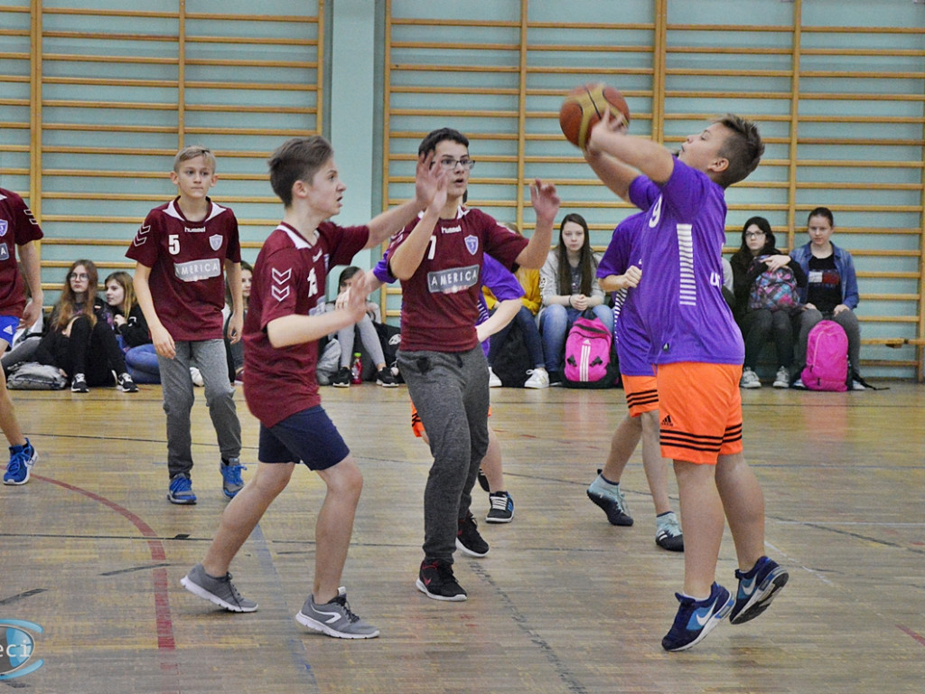 Szkolny basket z okazji Mikołajek [FOTO]