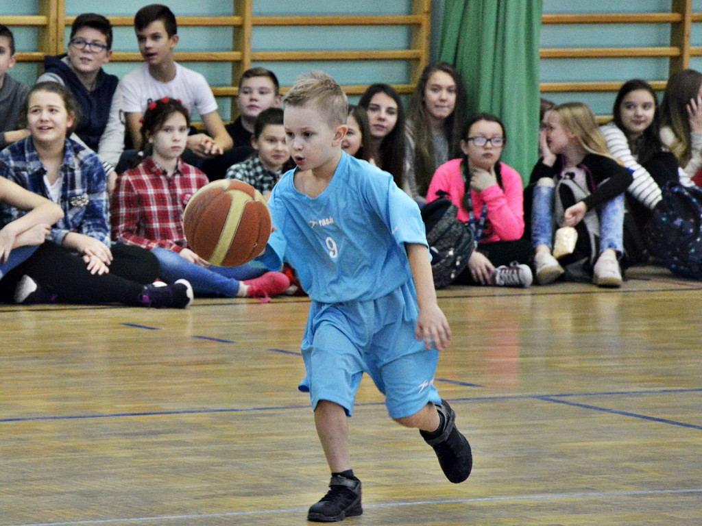 Szkolny basket z okazji Mikołajek [FOTO]
