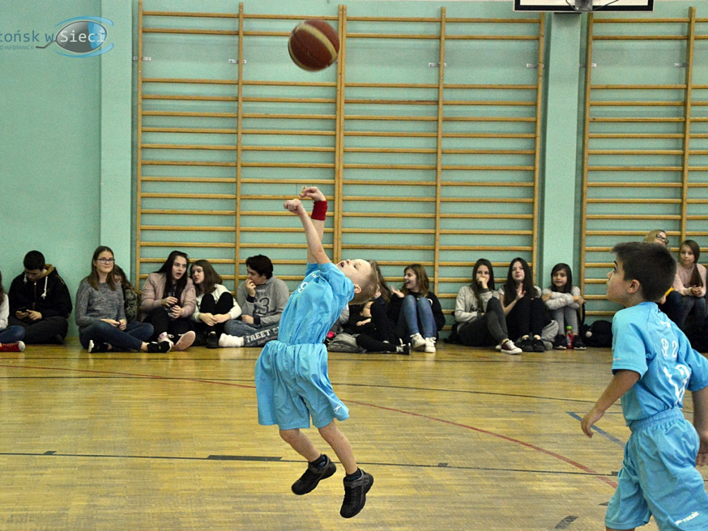 Szkolny basket z okazji Mikołajek [FOTO]