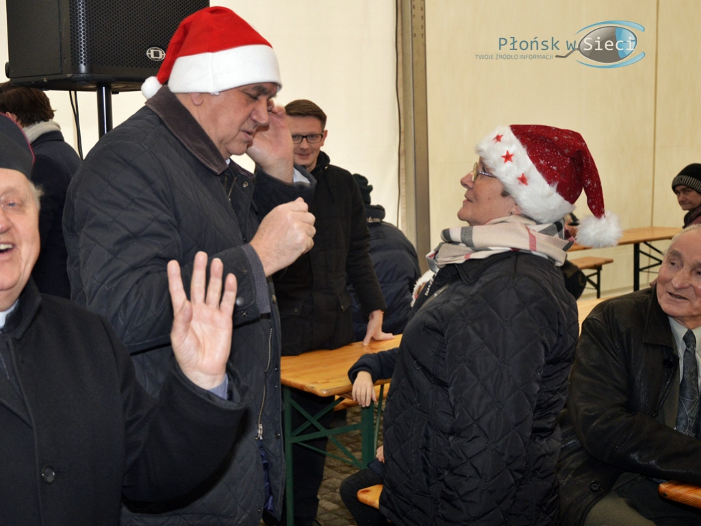 Wigilijne serca ponownie otwarte. Tłumy pod namiotem na płońskim rynku [FOTORELACJA]