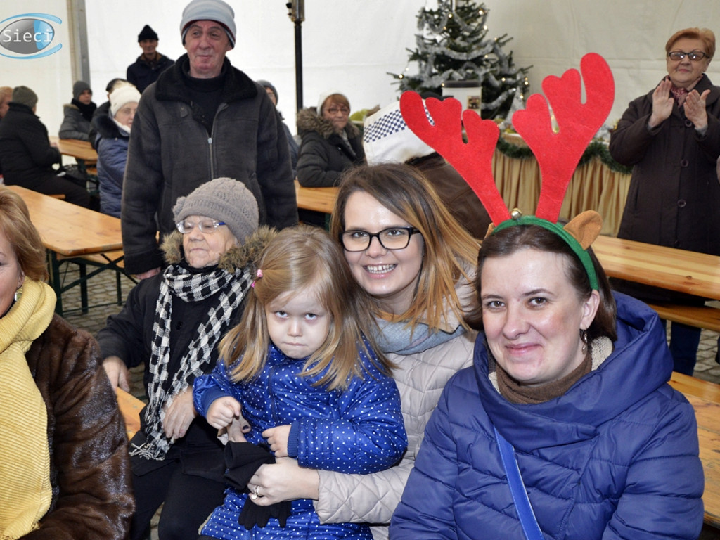 Wigilijne serca ponownie otwarte. Tłumy pod namiotem na płońskim rynku [FOTORELACJA]