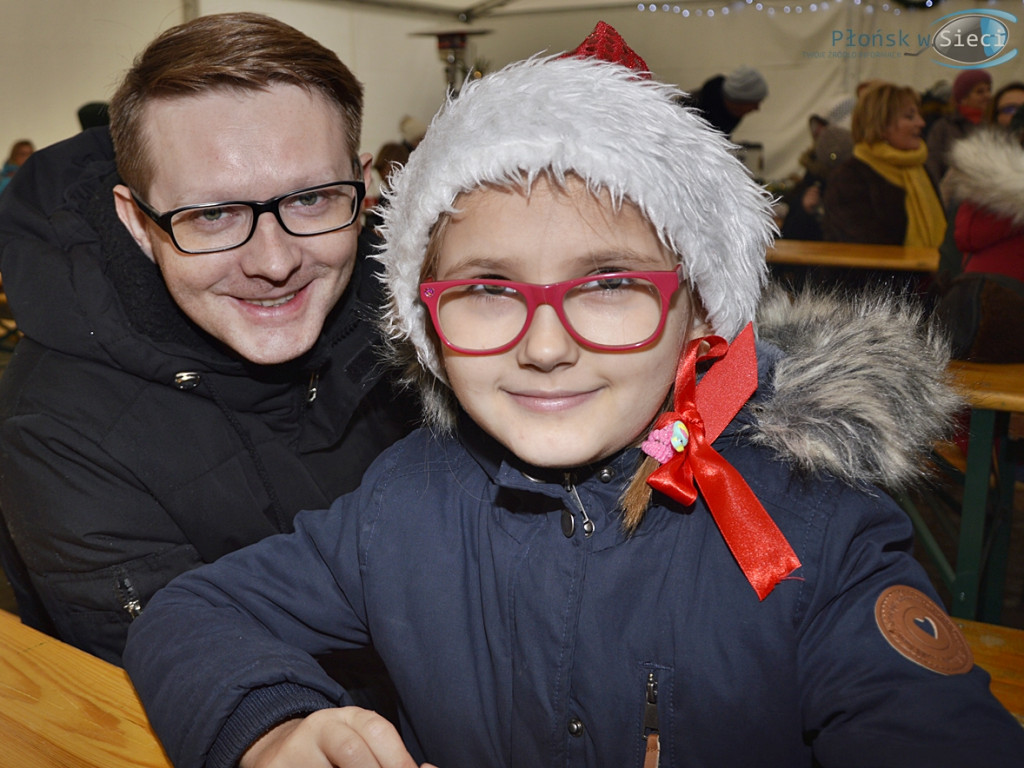 Wigilijne serca ponownie otwarte. Tłumy pod namiotem na płońskim rynku [FOTORELACJA]