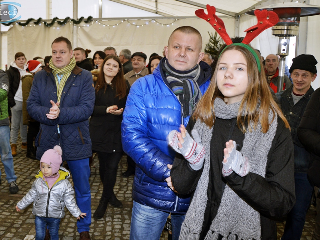Wigilijne serca ponownie otwarte. Tłumy pod namiotem na płońskim rynku [FOTORELACJA]
