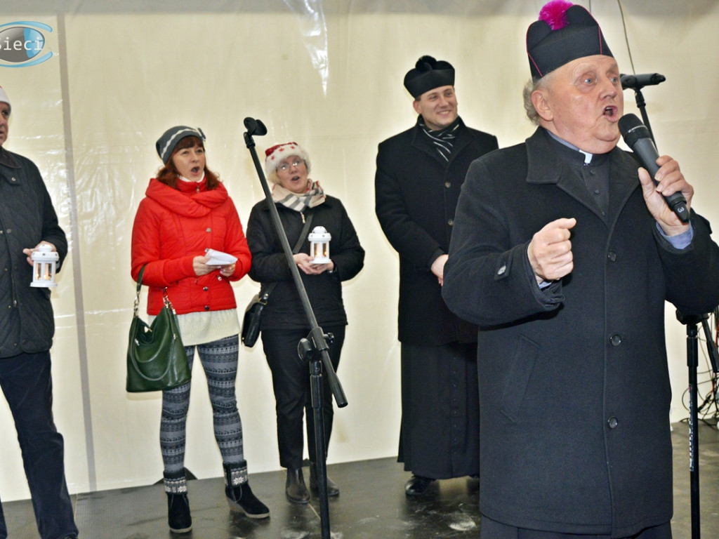 Wigilijne serca ponownie otwarte. Tłumy pod namiotem na płońskim rynku [FOTORELACJA]