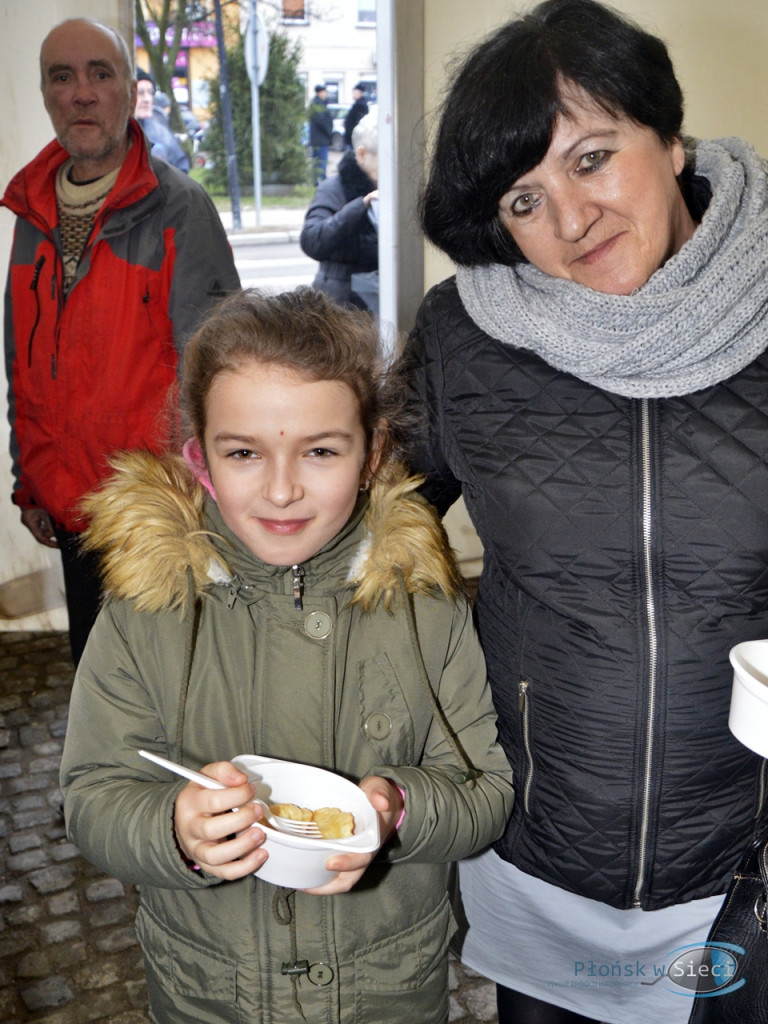 Wigilijne serca ponownie otwarte. Tłumy pod namiotem na płońskim rynku [FOTORELACJA]