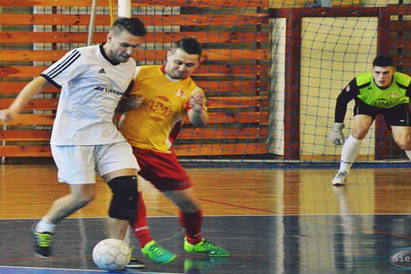 Futsalowe zakończenie roku - grad goli i szampan z życzeniami [FOTO]