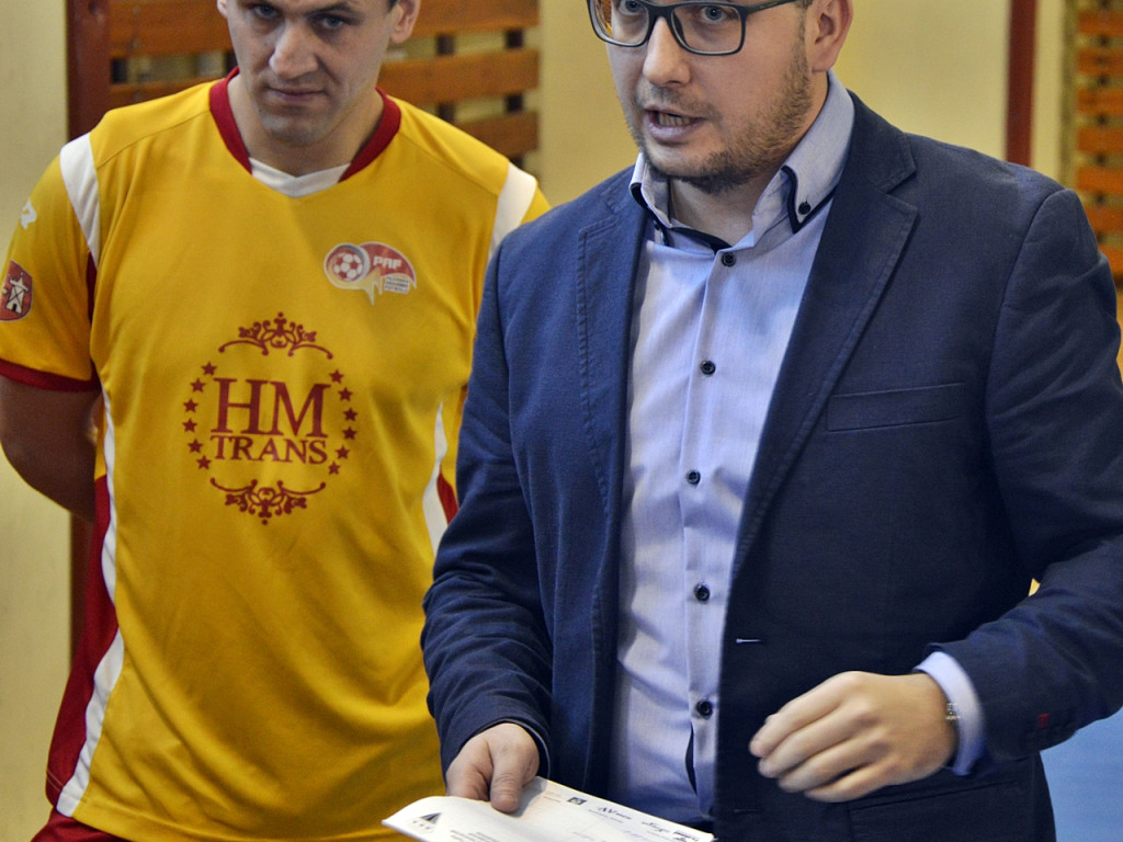 Futsalowe zakończenie roku - grad goli i szampan z życzeniami [FOTO]