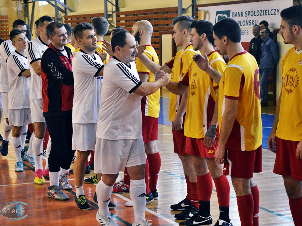 Futsalowe zakończenie roku - grad goli i szampan z życzeniami [FOTO]