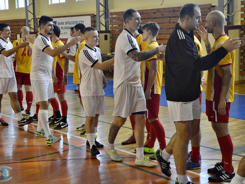 Futsalowe zakończenie roku - grad goli i szampan z życzeniami [FOTO]