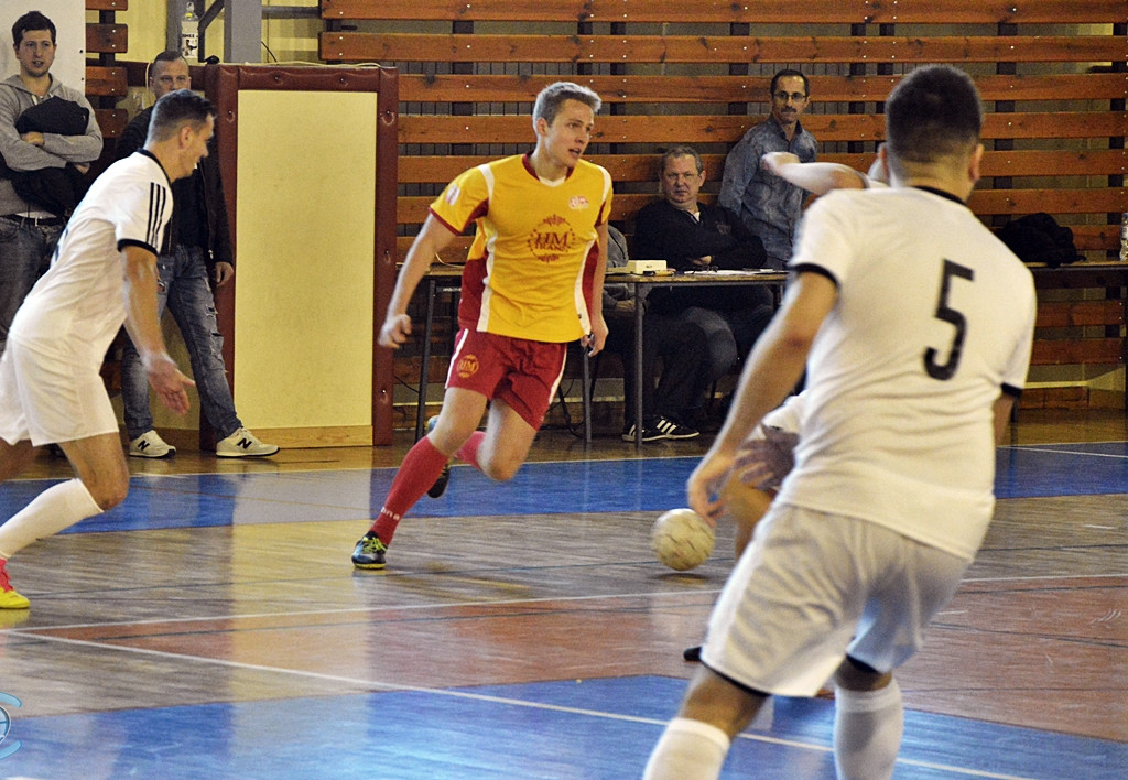 Futsalowe zakończenie roku - grad goli i szampan z życzeniami [FOTO]