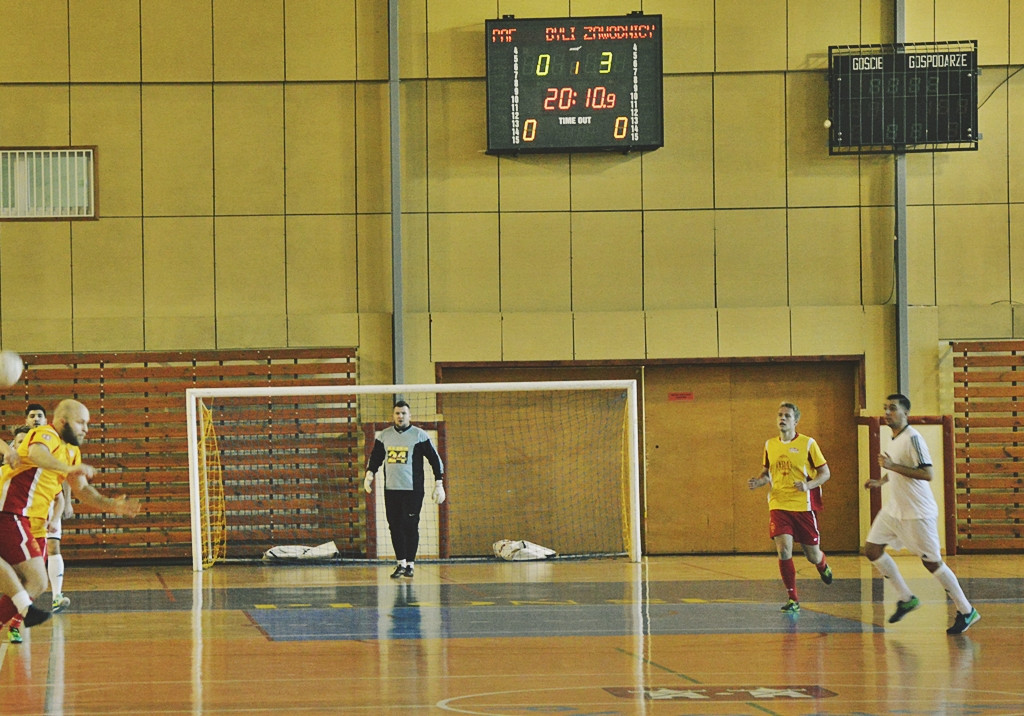 Futsalowe zakończenie roku - grad goli i szampan z życzeniami [FOTO]