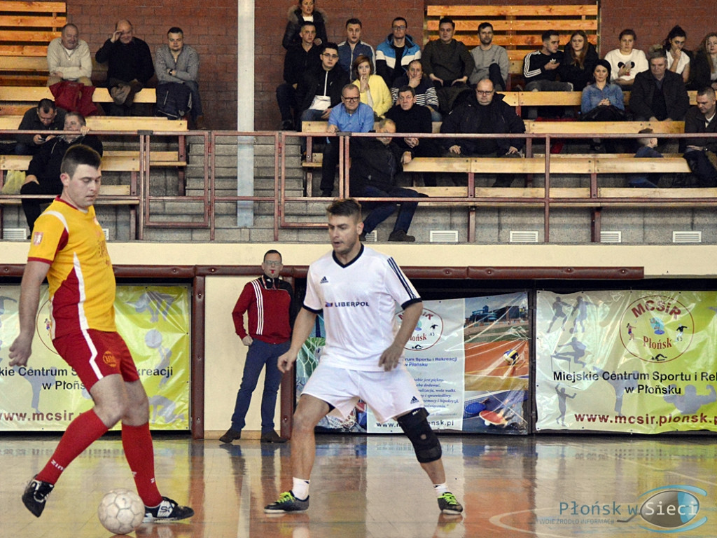 Futsalowe zakończenie roku - grad goli i szampan z życzeniami [FOTO]