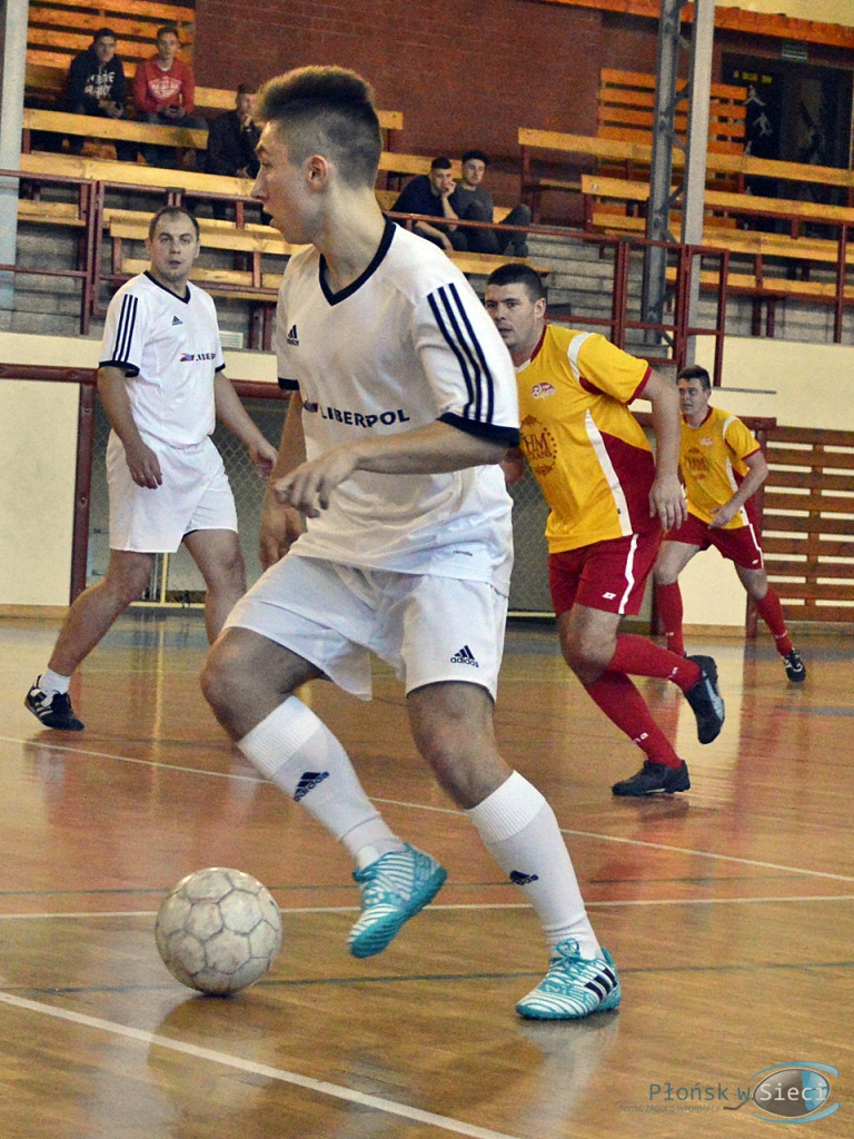 Futsalowe zakończenie roku - grad goli i szampan z życzeniami [FOTO]