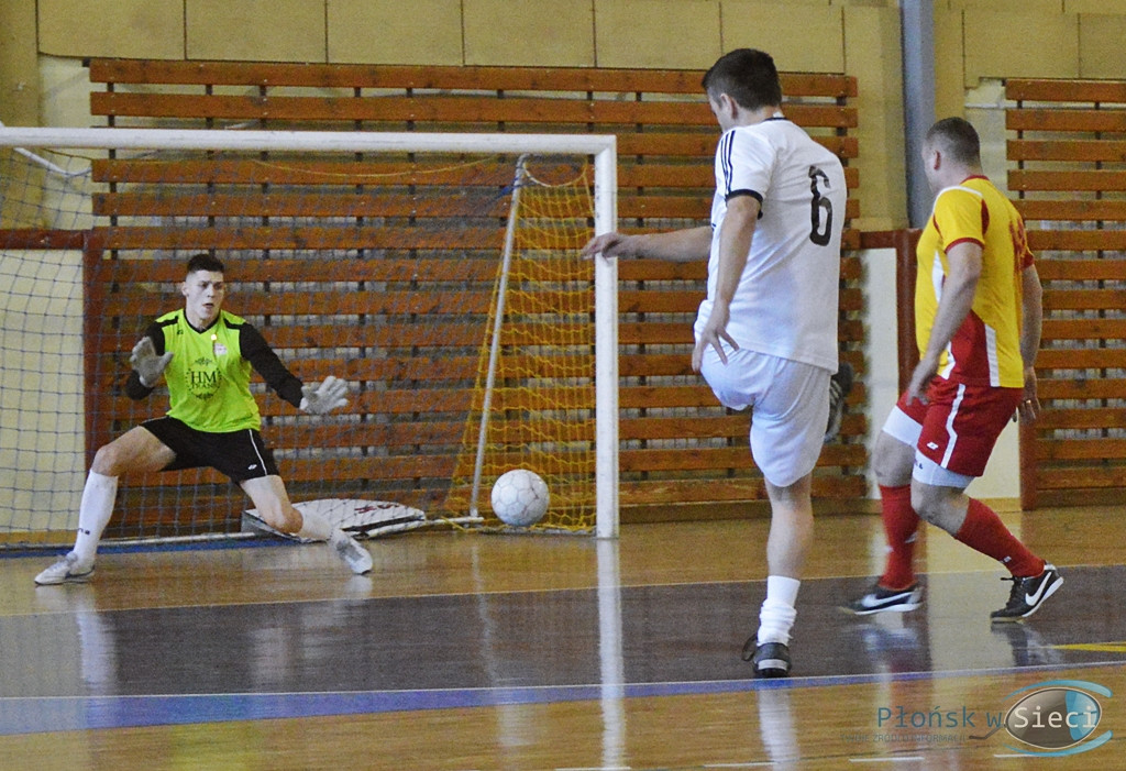Futsalowe zakończenie roku - grad goli i szampan z życzeniami [FOTO]