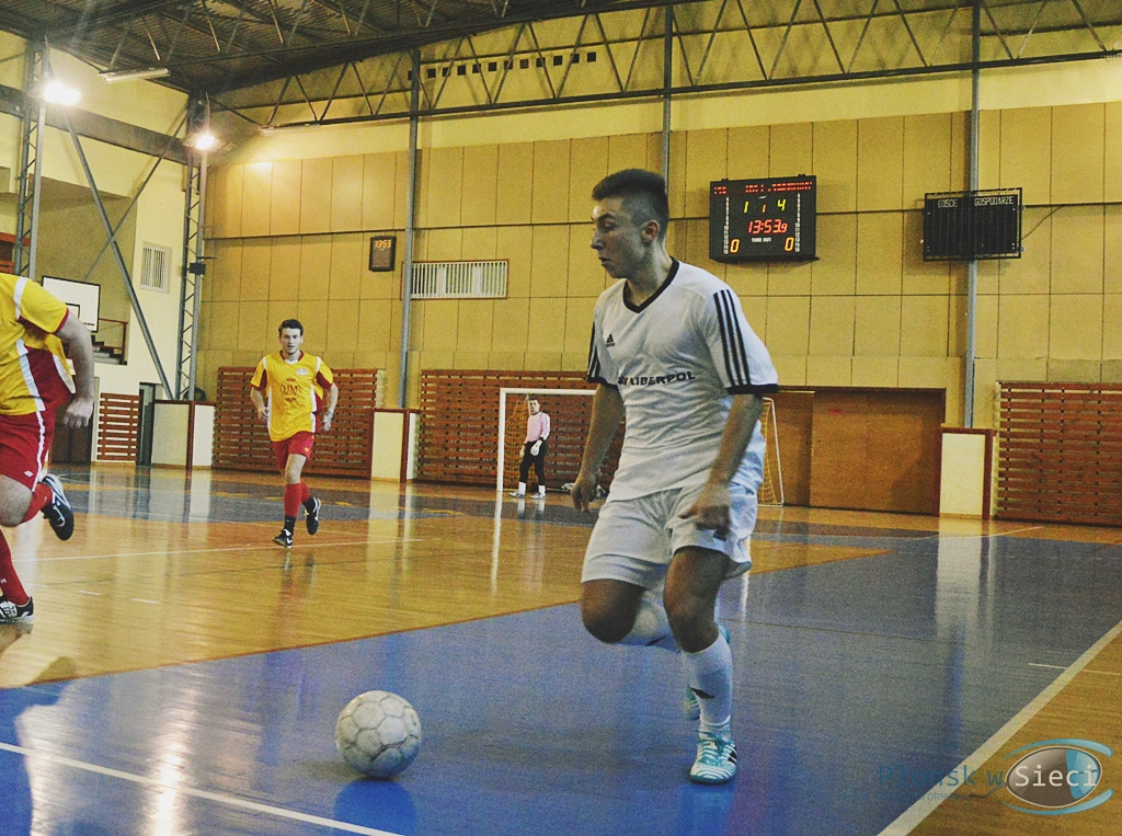Futsalowe zakończenie roku - grad goli i szampan z życzeniami [FOTO]