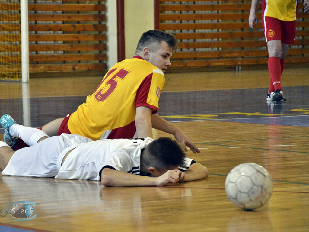Futsalowe zakończenie roku - grad goli i szampan z życzeniami [FOTO]