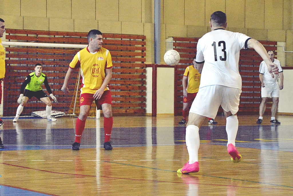 Futsalowe zakończenie roku - grad goli i szampan z życzeniami [FOTO]
