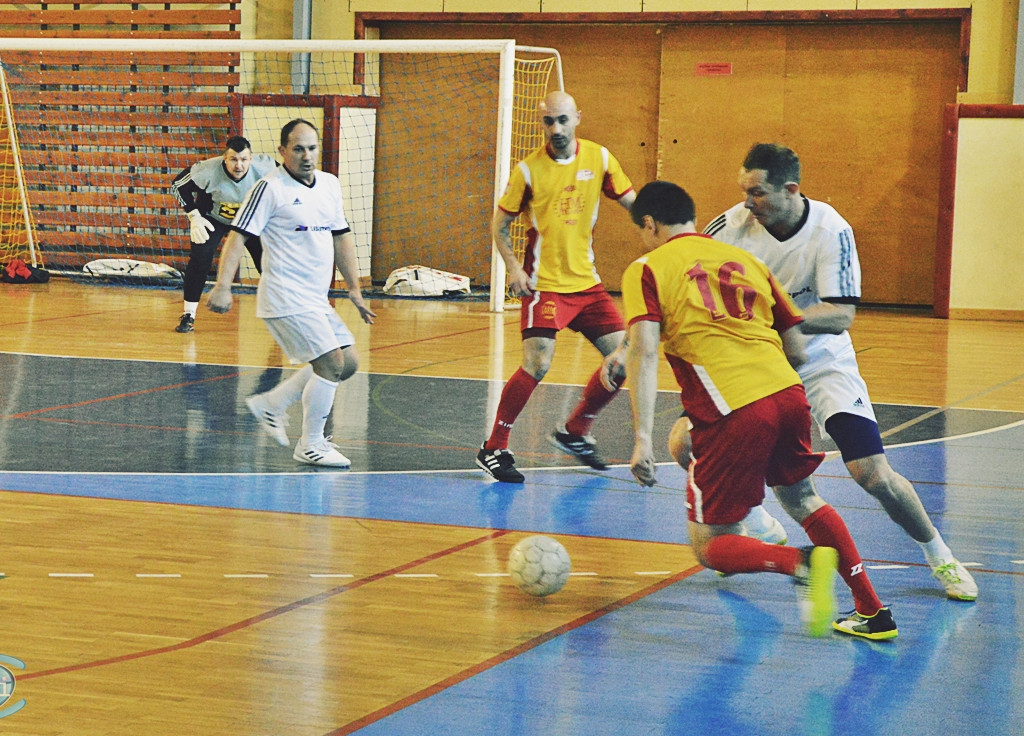 Futsalowe zakończenie roku - grad goli i szampan z życzeniami [FOTO]