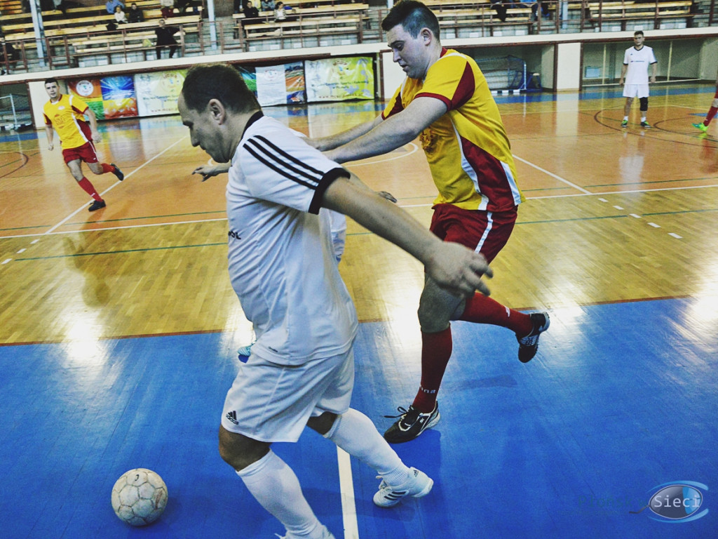 Futsalowe zakończenie roku - grad goli i szampan z życzeniami [FOTO]