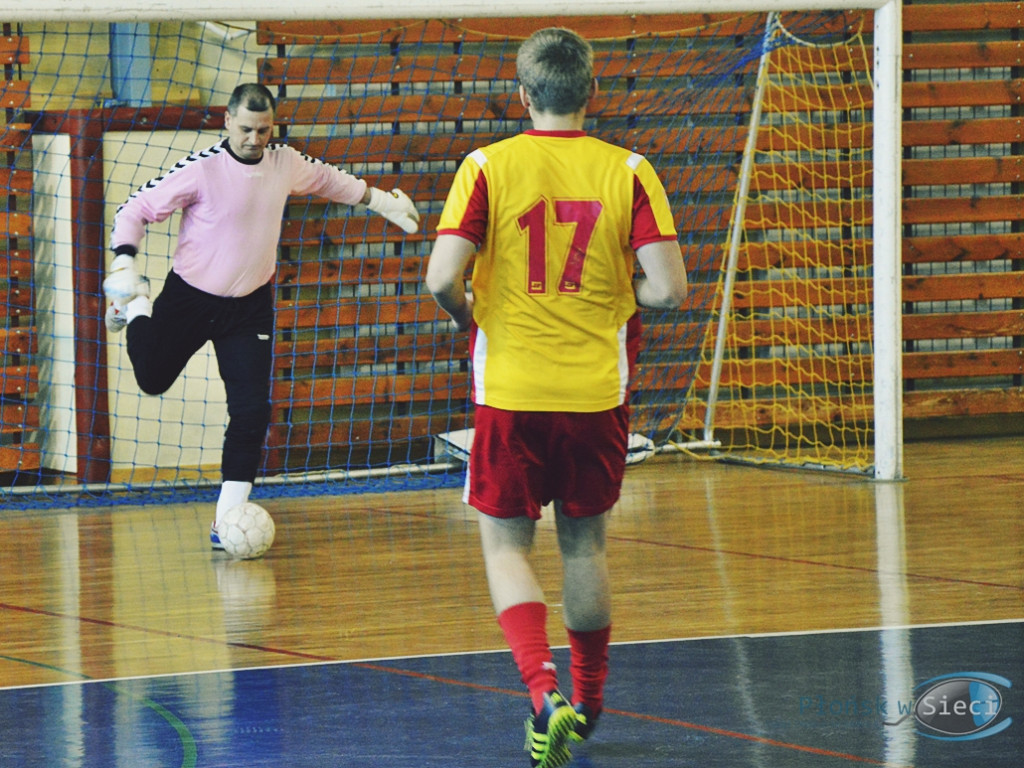 Futsalowe zakończenie roku - grad goli i szampan z życzeniami [FOTO]