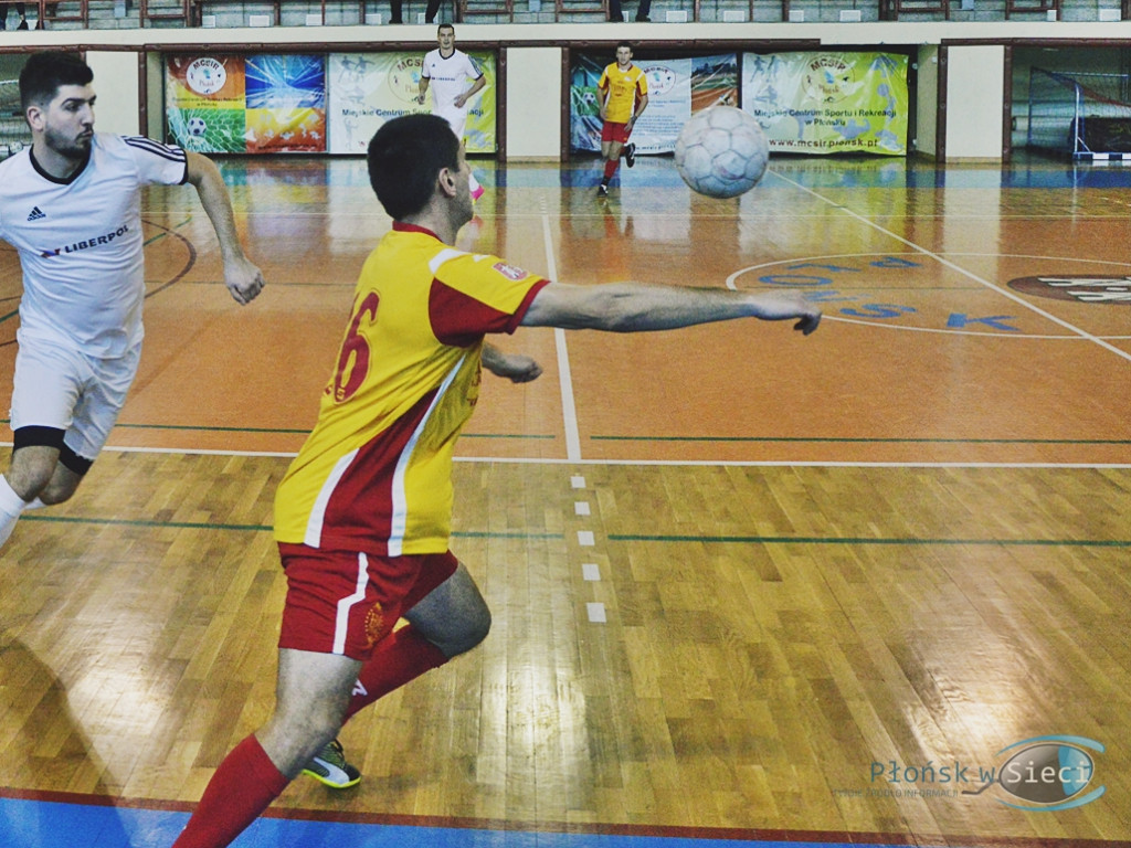 Futsalowe zakończenie roku - grad goli i szampan z życzeniami [FOTO]