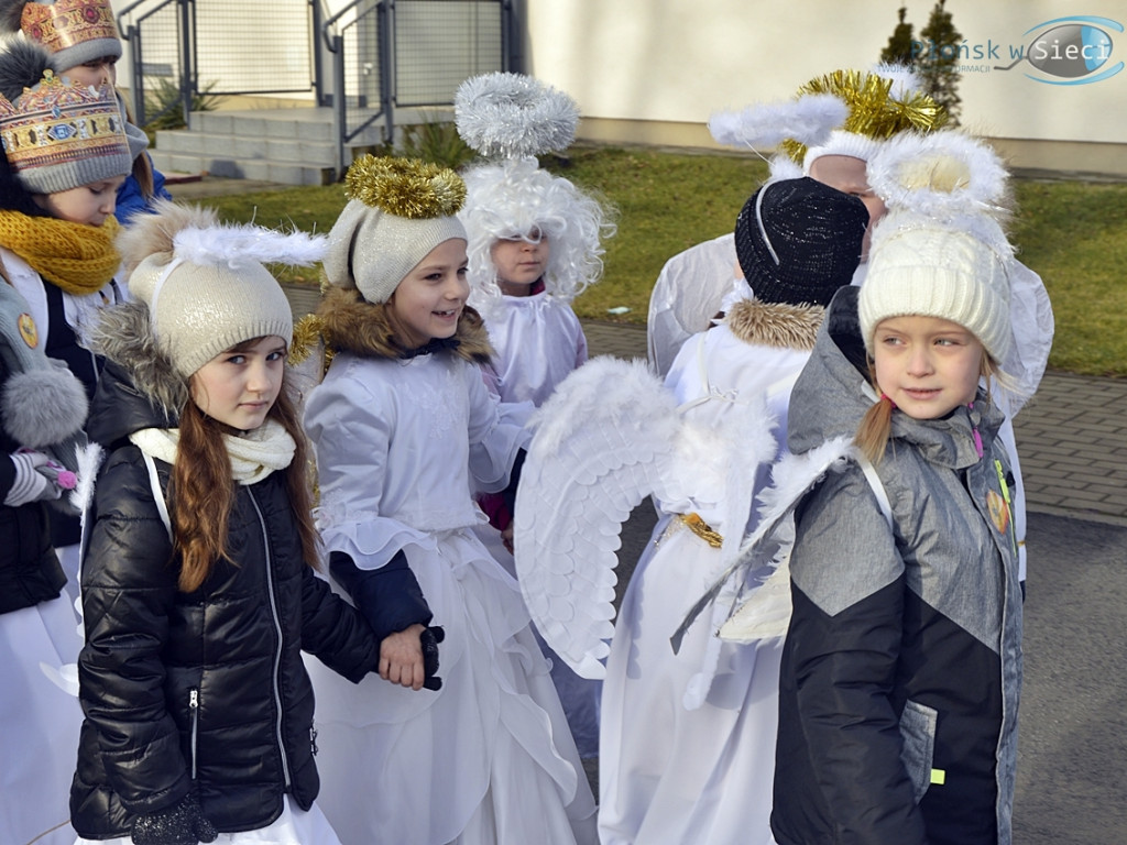 Przemierzali drogę do nowo narodzonego Jezusa ciągnikami [FOTORELACJA]