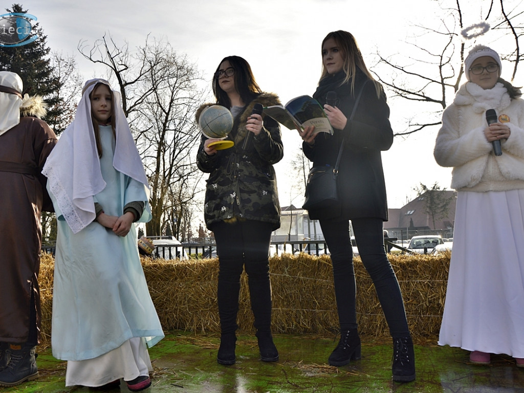 Przemierzali drogę do nowo narodzonego Jezusa ciągnikami [FOTORELACJA]
