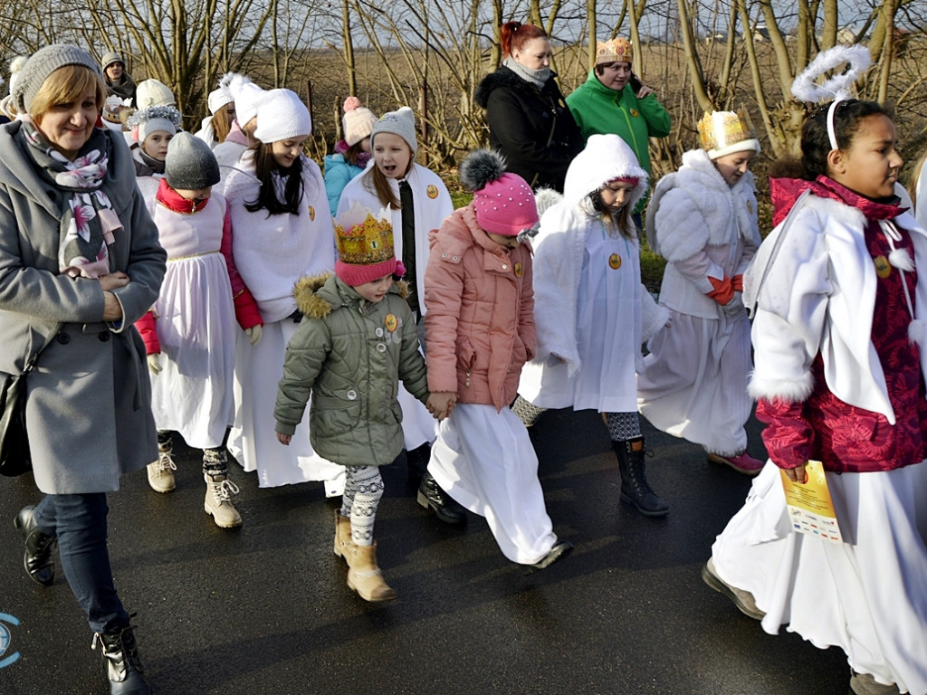 Przemierzali drogę do nowo narodzonego Jezusa ciągnikami [FOTORELACJA]