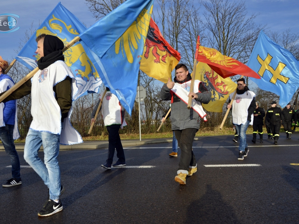Przemierzali drogę do nowo narodzonego Jezusa ciągnikami [FOTORELACJA]