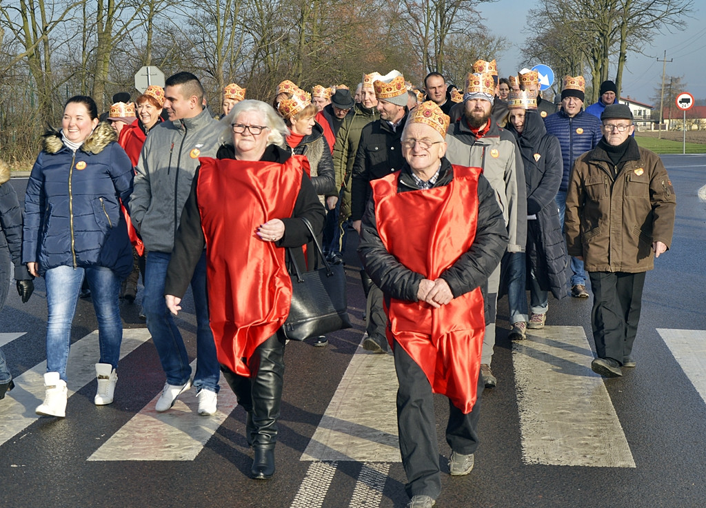 Przemierzali drogę do nowo narodzonego Jezusa ciągnikami [FOTORELACJA]