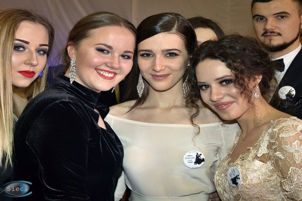 Bal na ponad dwieście par! Studniówka w liceum przy Płockiej [FOTORELACJA]